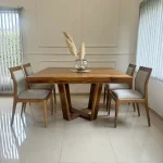 Mesa cuadrada comedor madera Petiribí Gervasoni